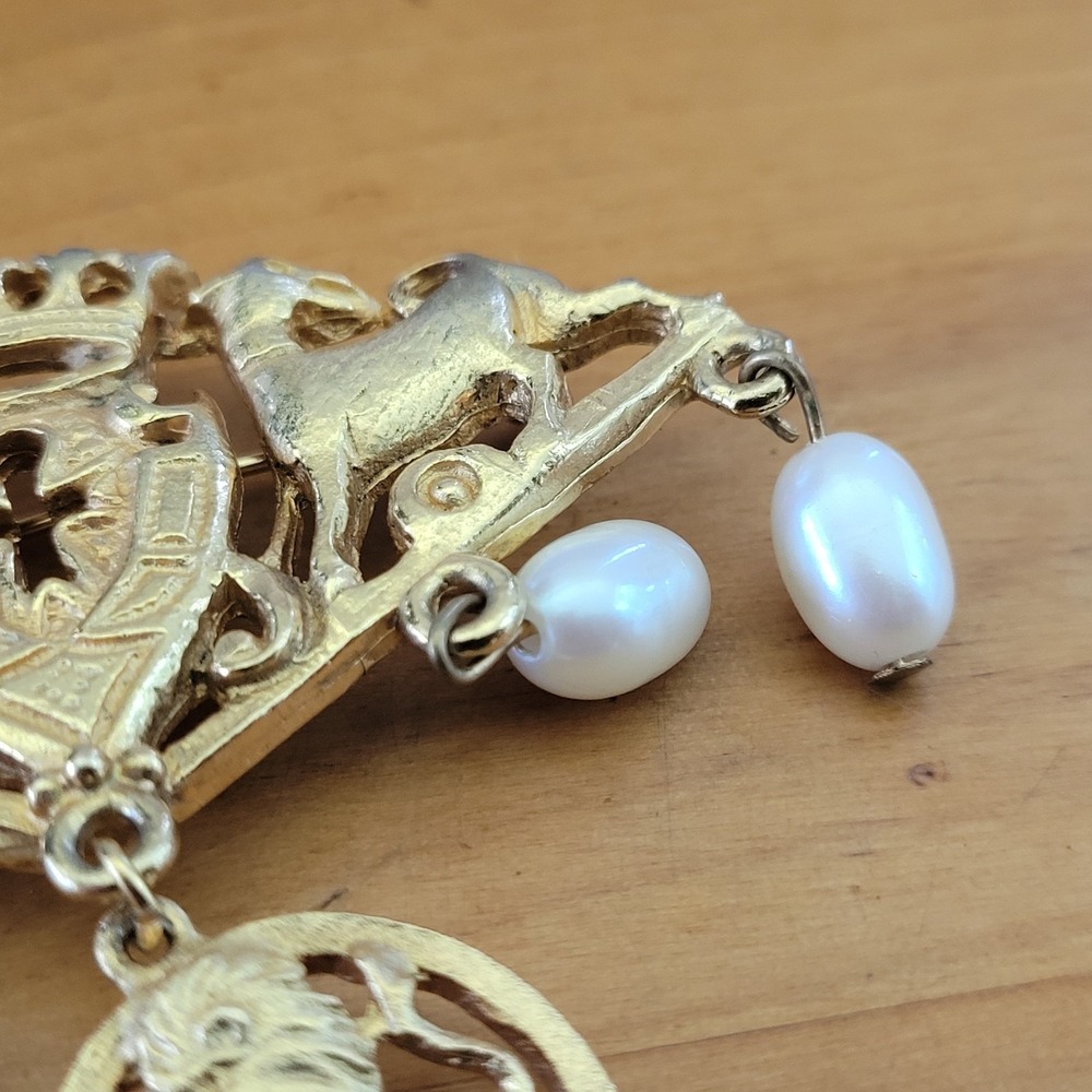 Vintage Heraldic Crest Lion Goat Faux Pearl Dangle Brooch Gold Tone - Picture 5 of 7